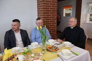 Zaproszeni goście siedzą przy stole (3)