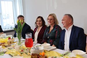 Zaproszeni goście siedzą przy stole