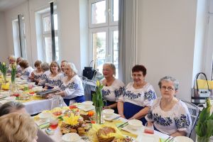 Członkinie zespołów muzycznych siedzą przy stołach