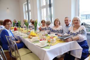 Członkowie zespołów muzycznych siedzą przy stołach