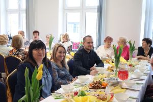 Emeryci i goście siedza przy stole