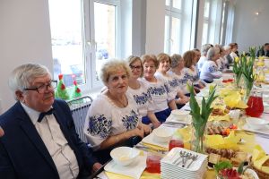 Emeryci pozuja do zdjęcia