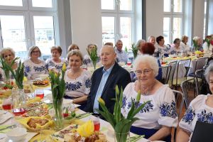 Emeryci pozują do zdjęcia (3)