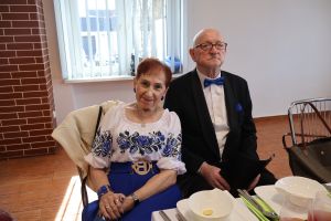 Emeryci pozują do zdjęcia (4)