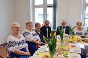 Emeryci pozują do zdjęcia (5)