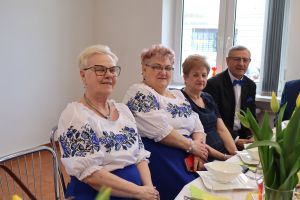 Emeryci pozują do zdjęcia (6)