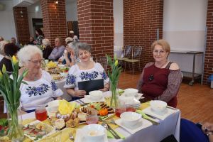 Emeryci pozują do zdjęcia (7)