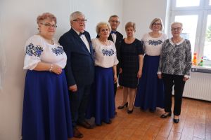 Emeryci pozują do zdjęcia (8)