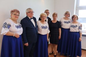 Emeryci pozują do zdjęcia (9)