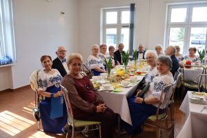 Emeryci pozują do zdjęcia