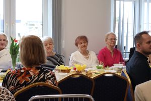 Emeryci siedzą przy stołach (2)