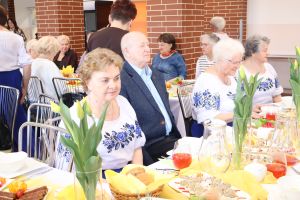 Emeryci siedzą przy stołach (3)