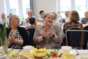 Emeryci siedzą przy stołach