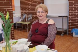 Emerytka pozuja do zdjęcia