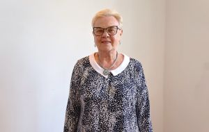 Emerytka pozuje do zdjęcia