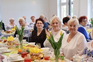 Emerytki pozują do zdjęcia