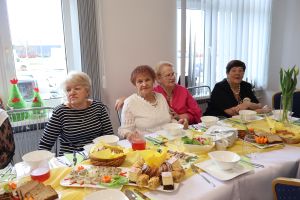 Emerytki siedzą przy stole