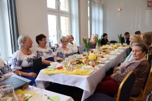 Emerytki siedzą przy stołach