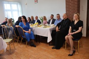 Goście oglądają występy emerytów (2)