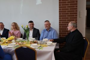 Goście pozuja do zdjęcia