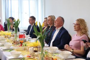 Goście siedzą przy stole (2)