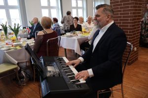 Mężczyzna gra na organach