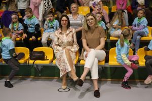 Dwie kobiety pozują do zdjęcia