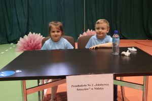 Dzieci pozują do zdjęcia (3)
