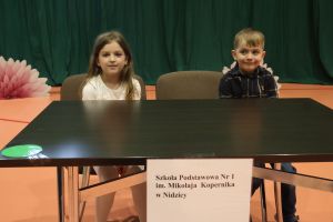 Dzieci pozują do zdjęcia (4)