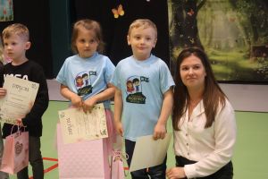 Dzieci pozują do zdjęcia (5)