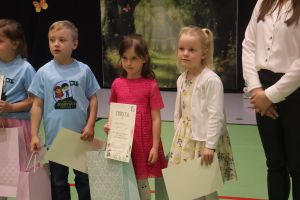 Dzieci pozują do zdjęcia (6)