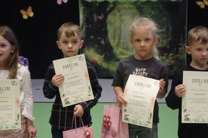 Dzieci pozują do zdjęcia (8)