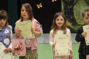 Dzieci pozują do zdjęcia (9)