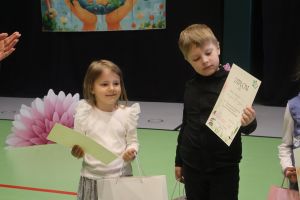 Dzieci pozują do zdjęcia (10)