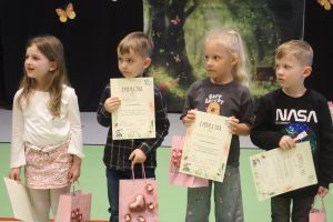 Dzieci pozują do zdjęcia (12)