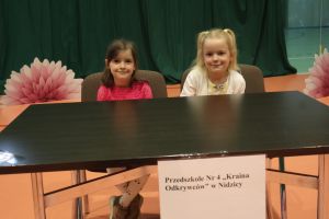 Dziewczynki pozuja do zdjęcia