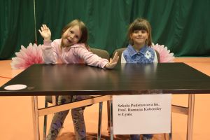 Dziewczynki pozują do zdjęcia