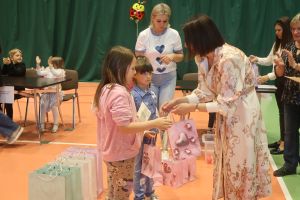 Kobieta wręcza dyplomy (2)