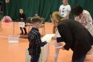 Kobieta wręcza dyplomy (3)