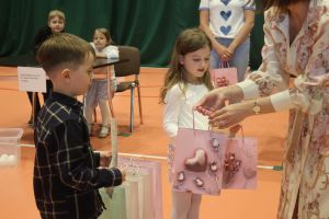 Kobieta wręcza dyplomy (4)