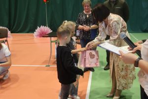 Kobieta wręcza dyplomy (5)