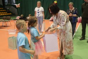 Kobieta wręcza dyplomy (6)
