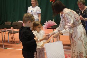 Kobieta wręcza dyplomy (7)
