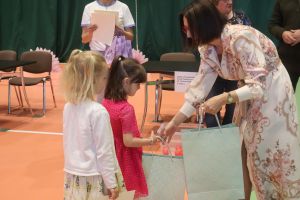 Kobieta wręcza nagrody (2)