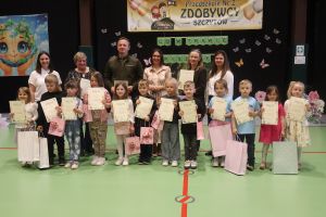 Organizatorzy i uczestnicy konkursu pozują do zdjęcia