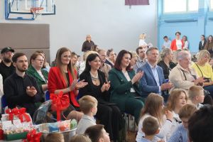 Zaproszeni goście klaszczą