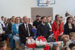 Zaproszeni goście siedzą obok siebie (2)