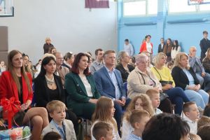 Zaproszeni goście siedzą obok siebie