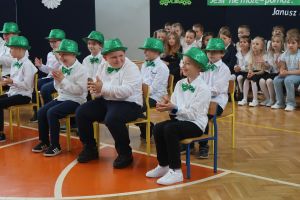Chłopcy siedzą na krzesełkach (2)