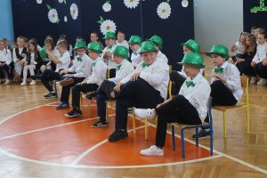 Chłopcy siedzą na krzesełkach (3)